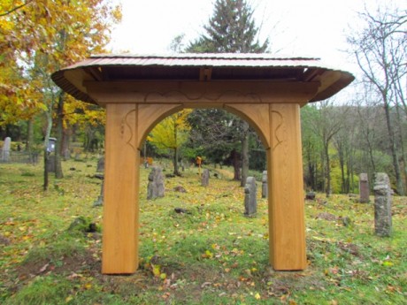 Replika vstupnej brány, pôvodne na cintoríne vo Veľkom Lome- Horný Tisovník