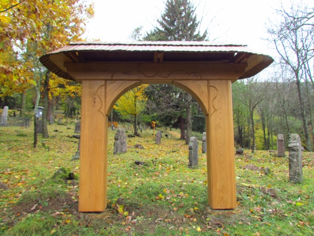 Replika vstupnej brány, pôvodne na cintoríne vo Veľkom Lome- Horný Tisovník
