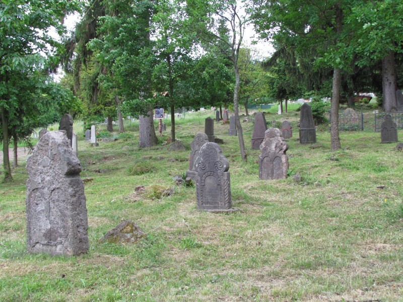 Pohľad na cintorín s kamennými náhrobníkmi.jpg