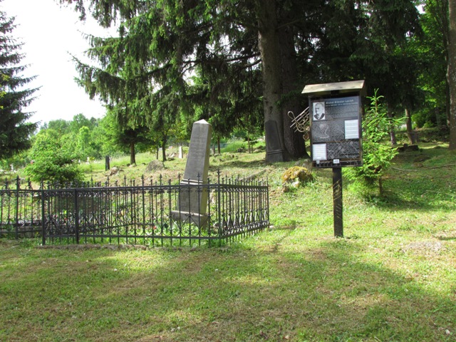 Informačná tabuľa a hrob Michala M. Laciaka.jpg